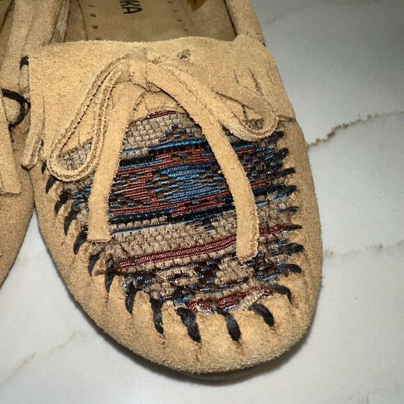 Minnetonka Moccasins size 6 Womens Suede Embroidered Aztec Brown Tan Rubber Sole - Picture 4 of 10